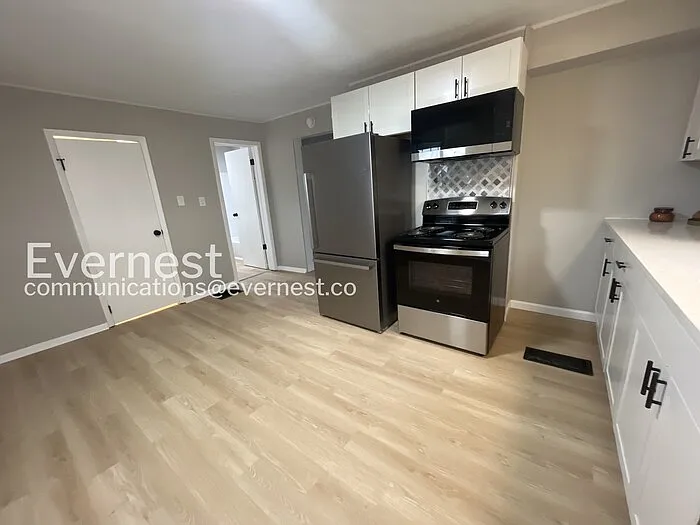 3 bed, 1.0 bath, 925 sqft, $1,200 — Photo 3