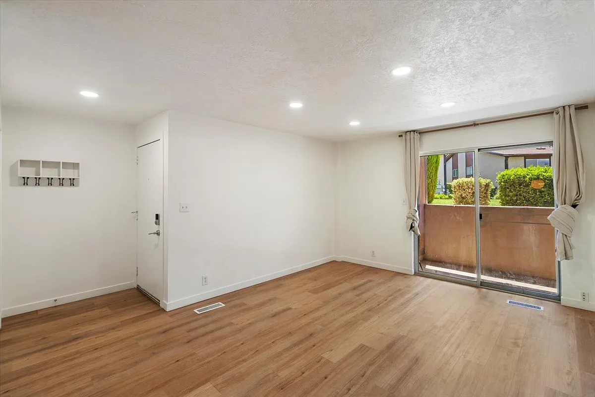 2 bed, 1210 sqft, $1,650 — Photo 4