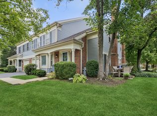 1962 Charter Point Dr, Arlington Heights, IL 60004