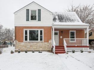 16 Algonquin Rd, Clarendon Hills, IL 60514