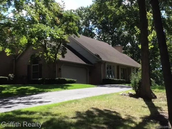4562 Golf View Dr, Brighton, MI 48116