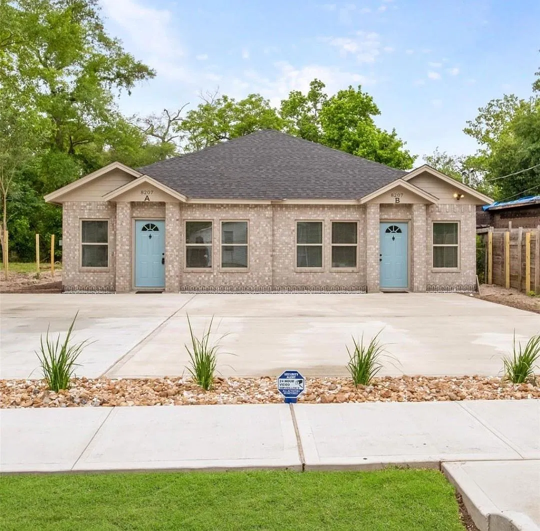3 bed, 2.0 bath, 2520 sqft, $1,495 — Photo 1