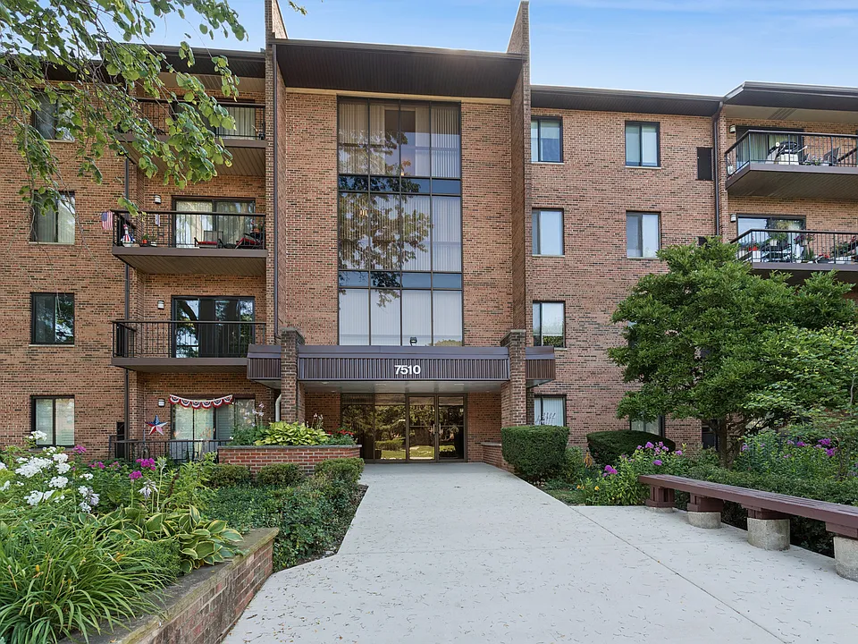 7510 Farmingdale Dr #210