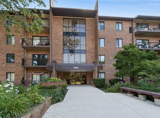 7510 Farmingdale Dr APT 210, Darien, IL 60561