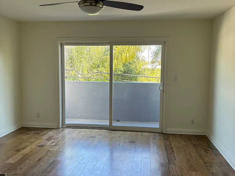 2204 S Bentley Ave #102 — Photo 10