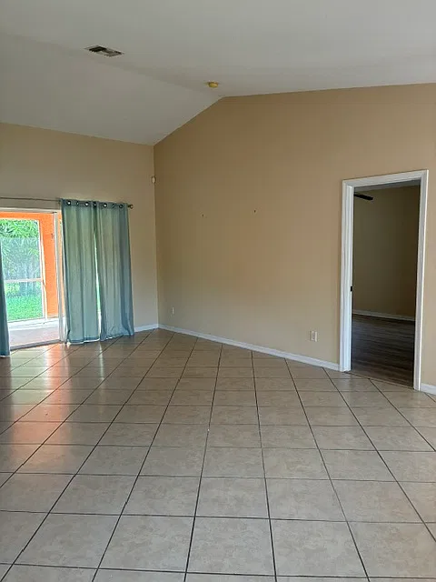 3 bed, 1600 sqft, $1,700 — Photo 3