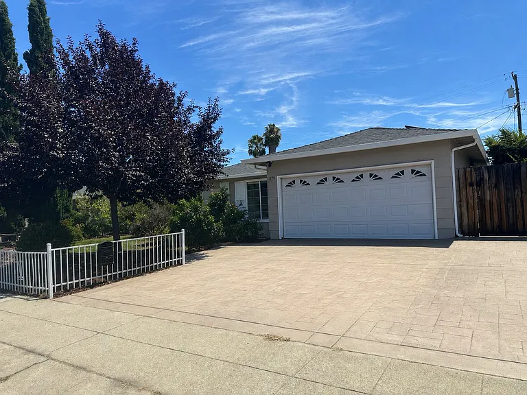 576 Virginia Ave — Photo 2
