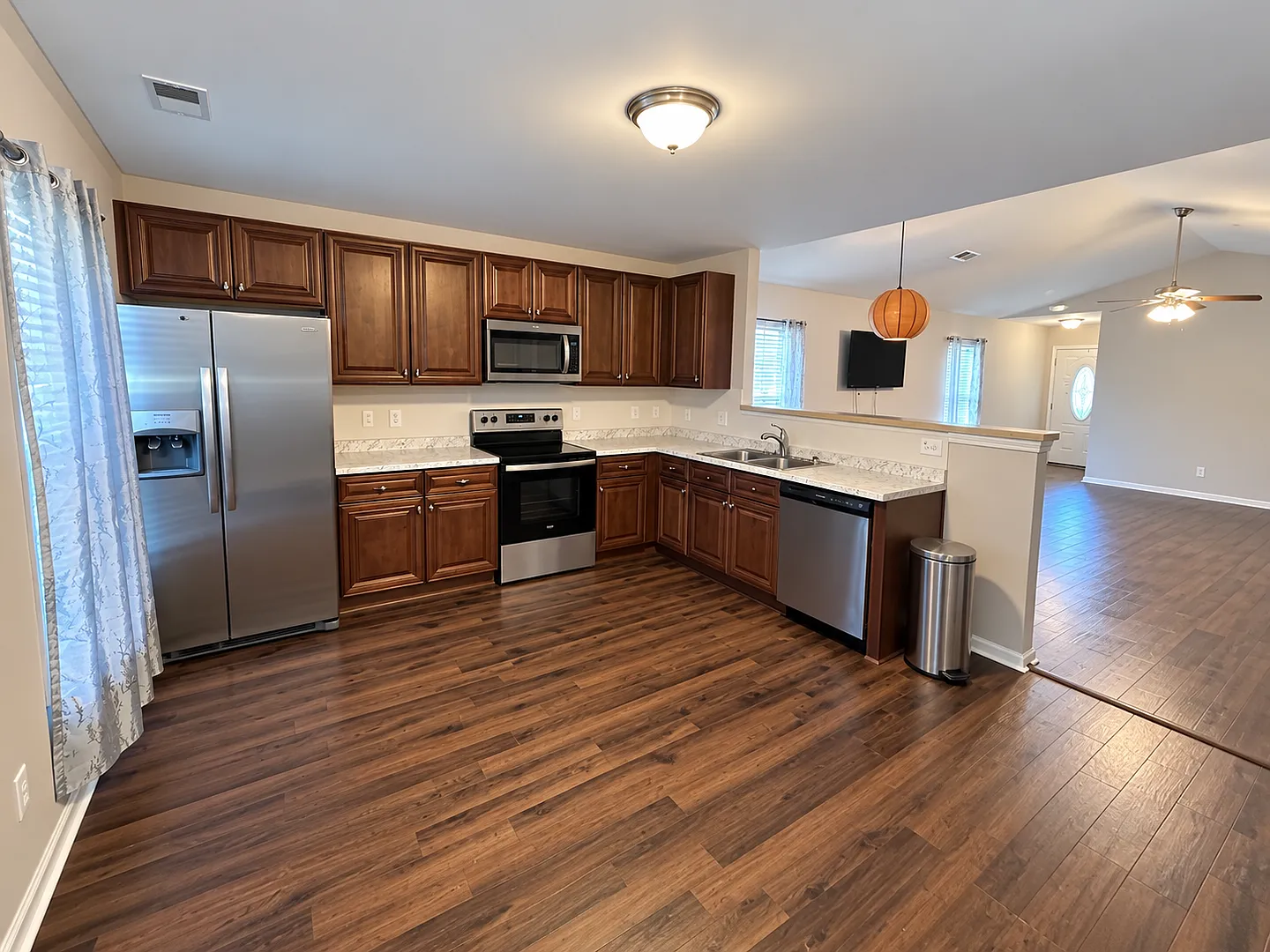 3 Bedroom, 2 Bathroom Home in Southeast Columbia Garage & Off-Street Parking! — Photo 3