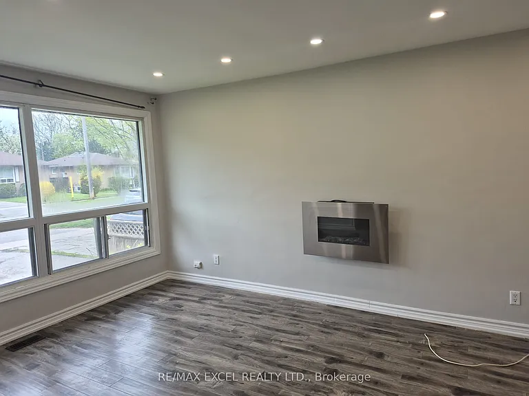16 Sundance Cres — Photo 21