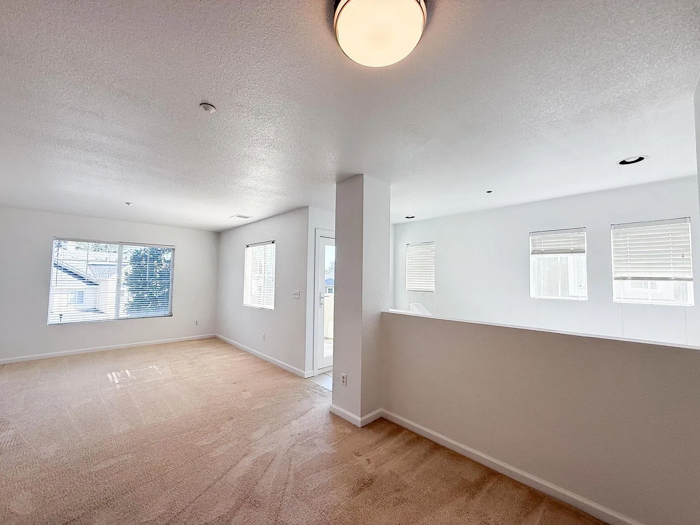 Well Maintained Two Bedroom Upper Unit Townhome in Copper Hill Community. — Photo 4