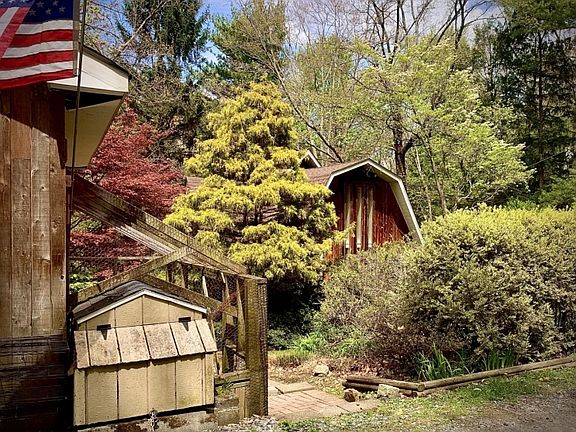 4th image of 4 Pine Tree Ln