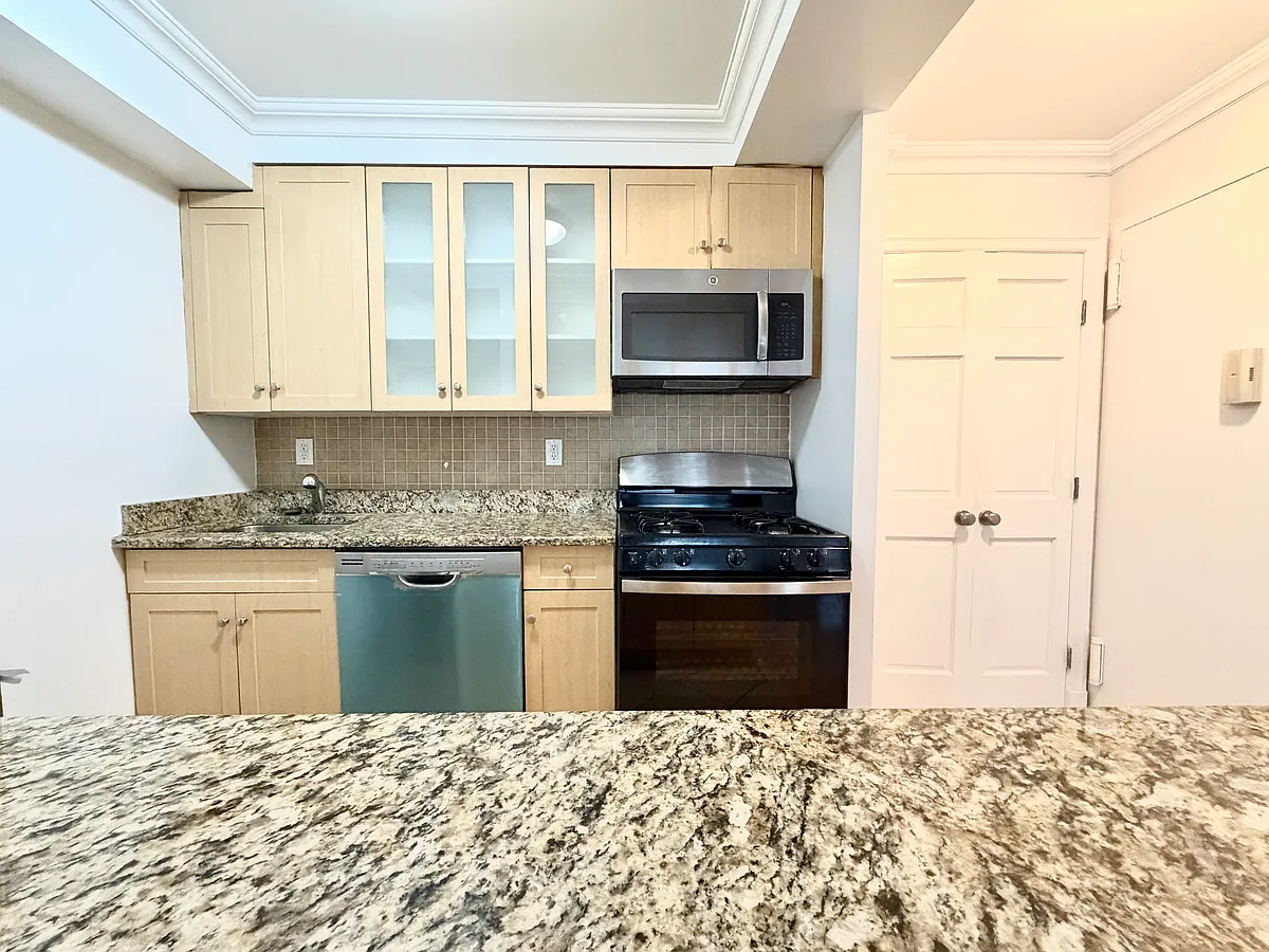 Building Photo - 135 W 96th St #7B