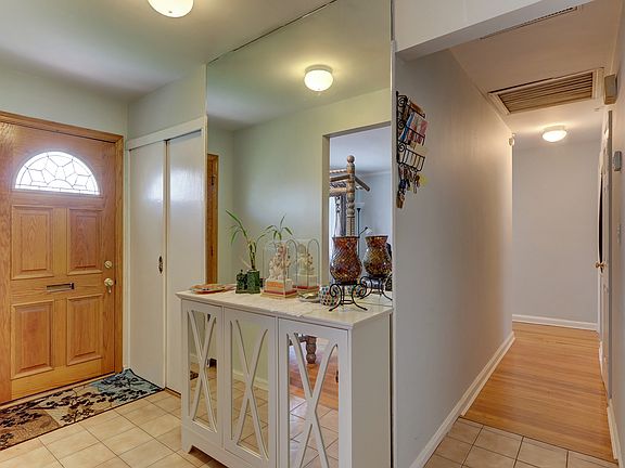 4th image of 19 Oak Ln