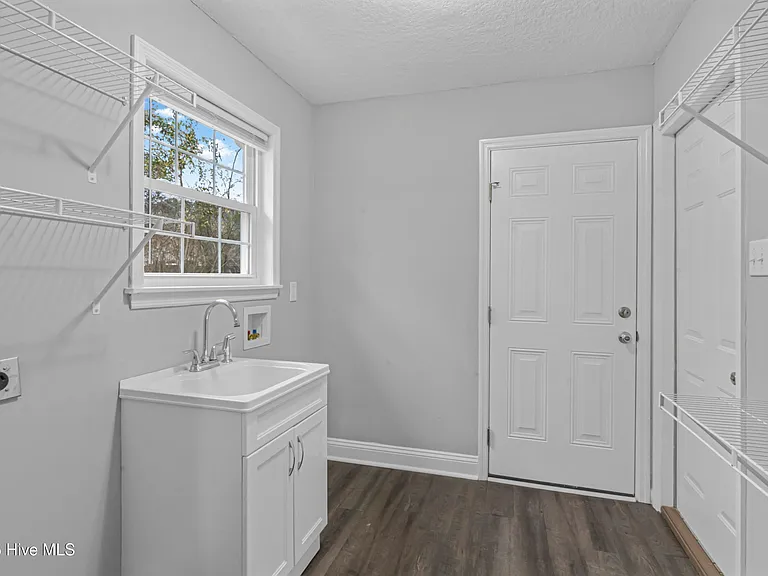 236 White Oak Blvd — Photo 7