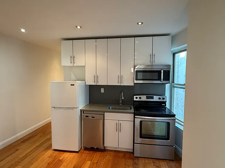 3155 Broadway #19 — Photo 1