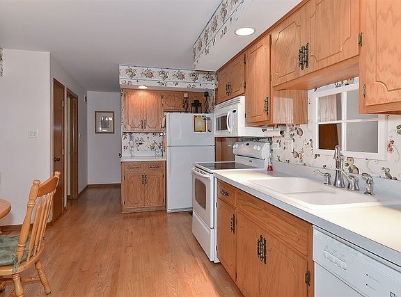 4th image of 16014 Pine Dr #16014