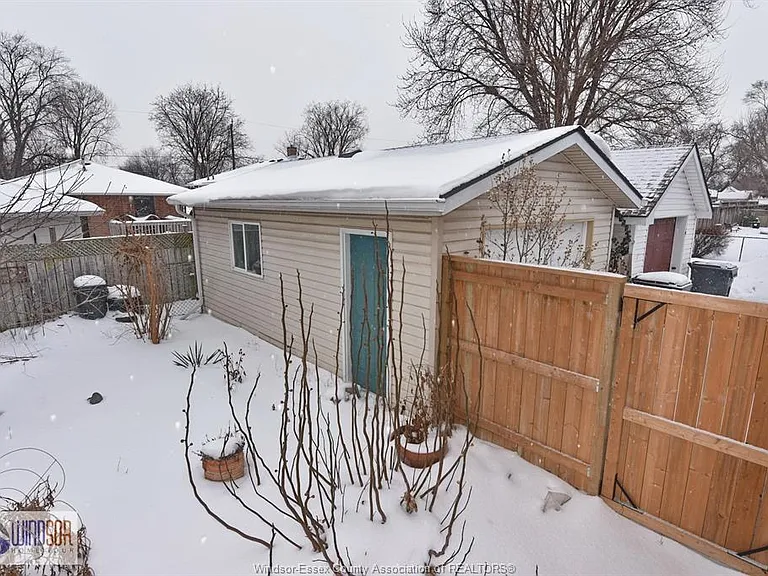 2471 Pillette Rd — Photo 11