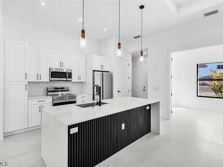 2200 NE 15th Ave — Photo 4
