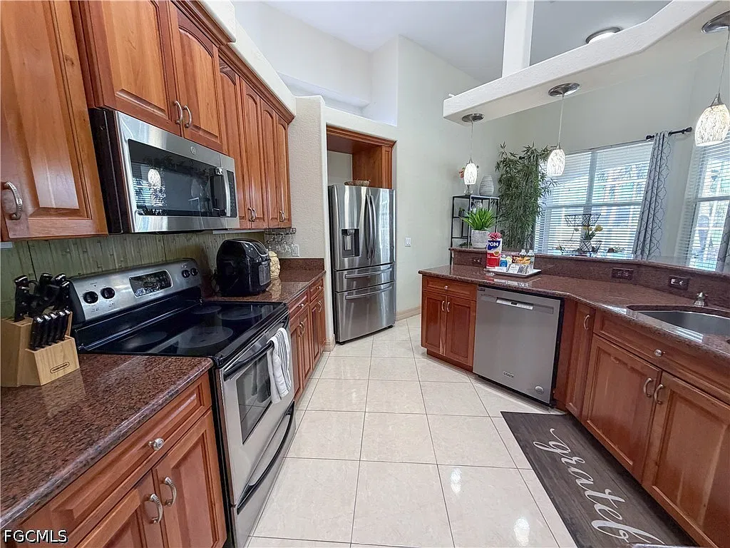 3 bed, 3.0 bath, 2351 sqft, $5,500 — Photo 4