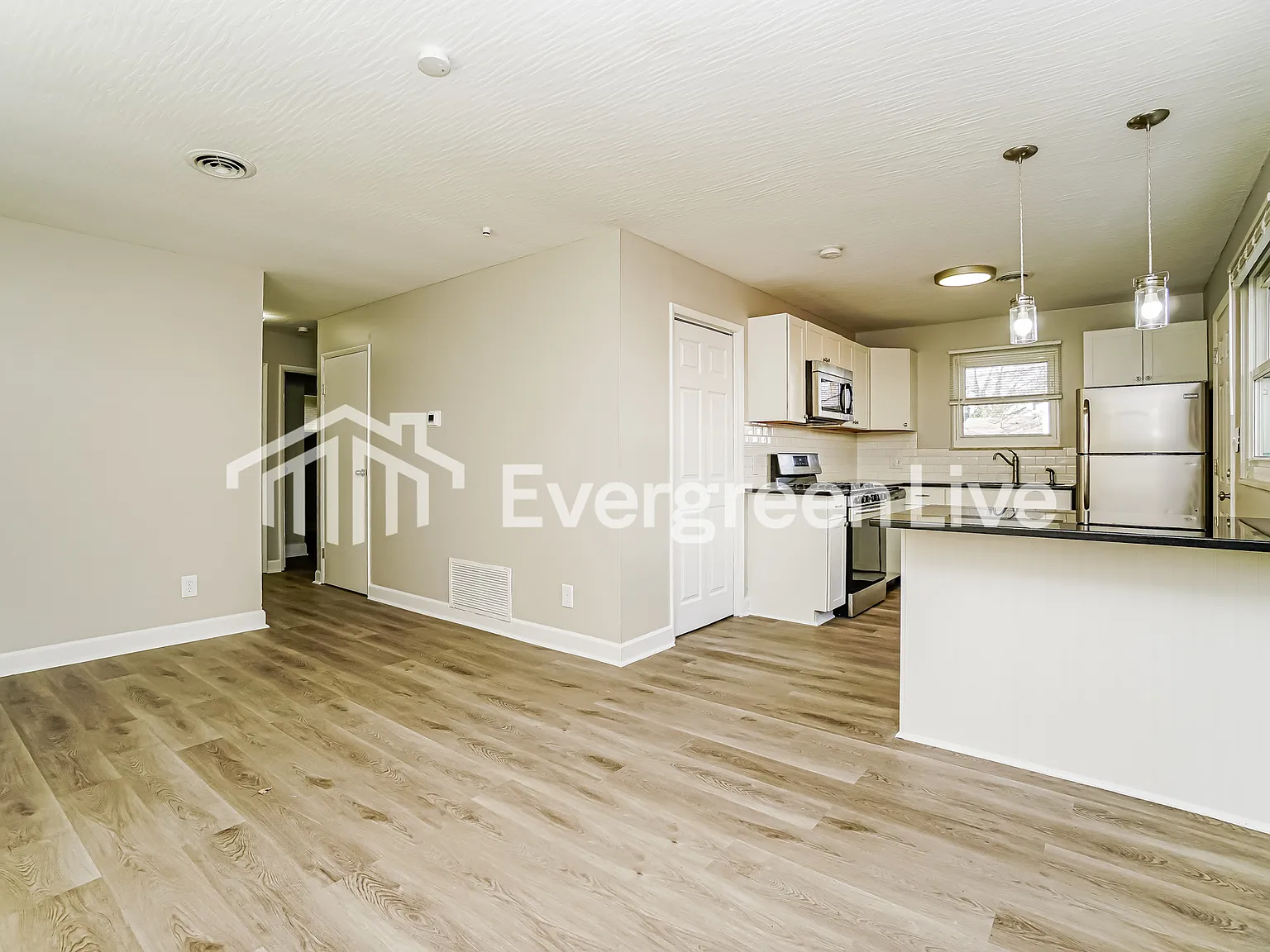 3 bed, 1.0 bath, 900 sqft, $1,450 — Photo 4