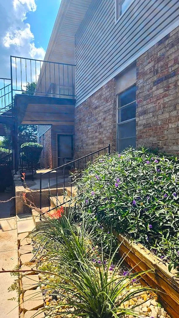 Super Cute Condo in the Ashbriar Village Condo close to Lake Hefner — Photo 3