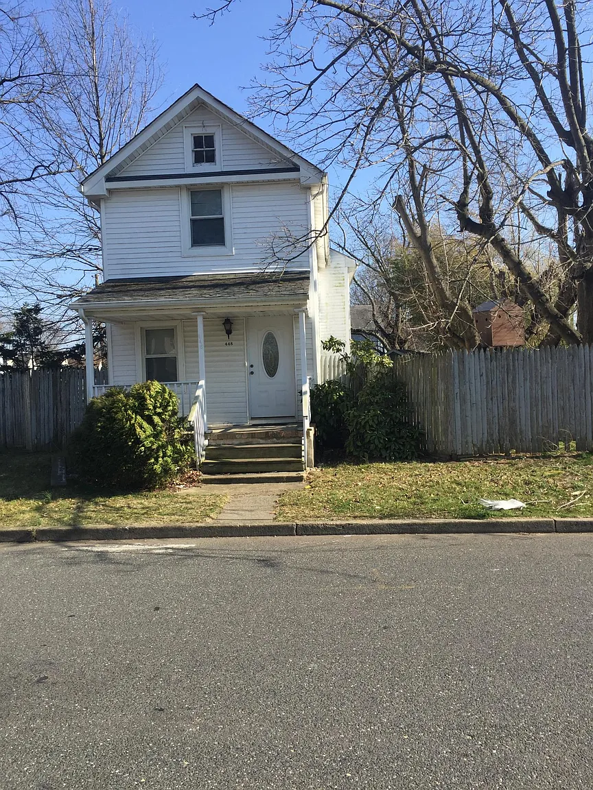 448 Hendrickson Ave photo 1