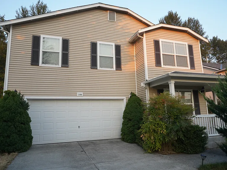 1108 Daffodil Ave NE — Photo 2