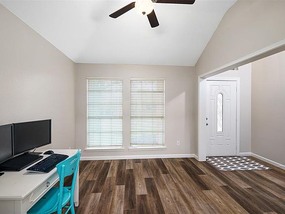 4th image of 2610 Peachtree Ln