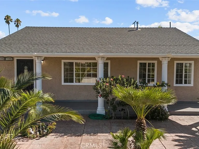 11252 Saticoy St — Photo 2