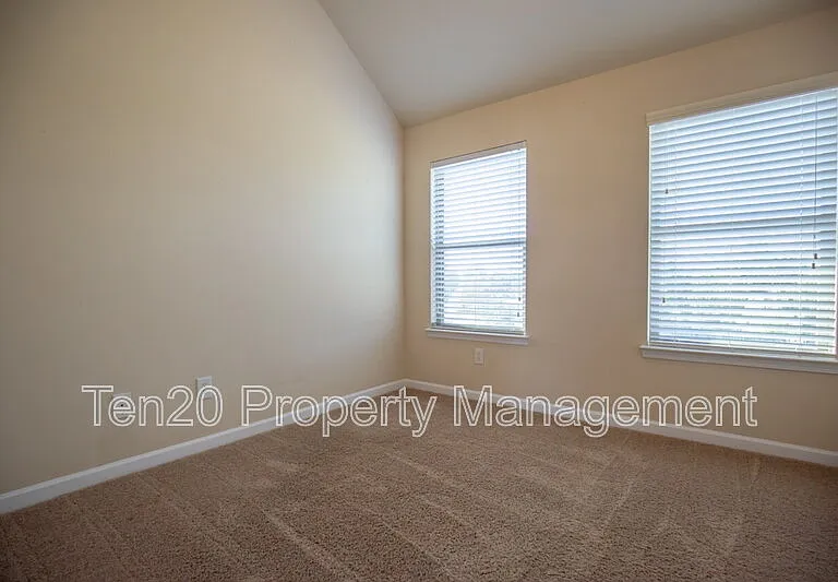 24 Sword St — Photo 9