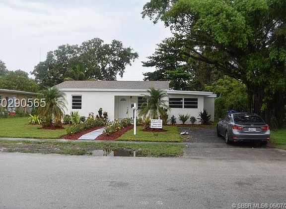 2nd image of 1050 NE 140th St