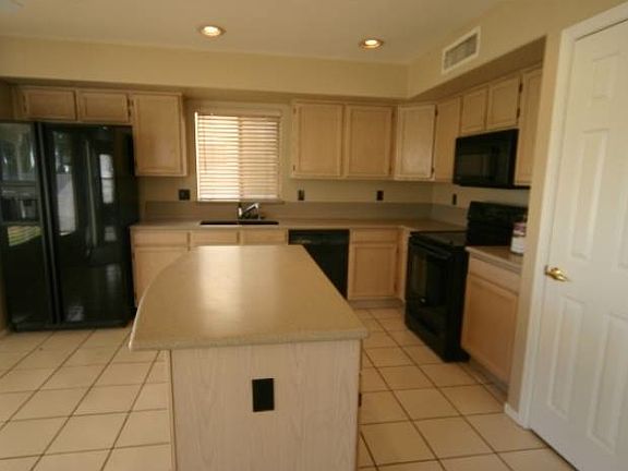 5th image of 1226 E Tremaine Ave