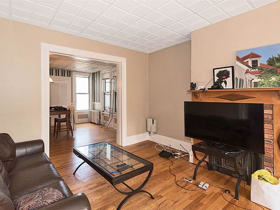 4th image of 208 Ege Ave