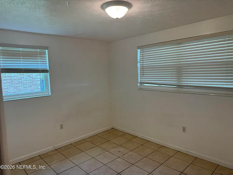 122 N Myrtle St — Photo 6