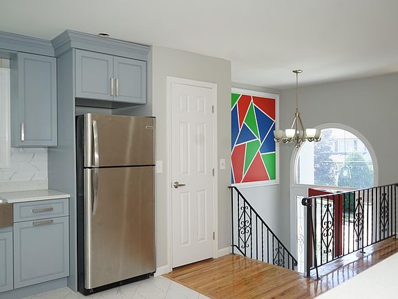 4th image of 203 E Argyle St Floor 2