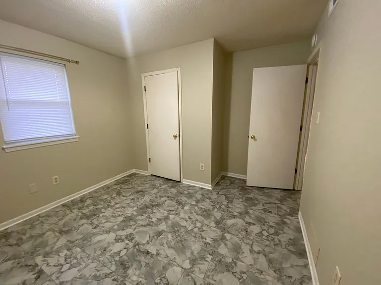 2525-2527 E Heying Dr — Photo 8