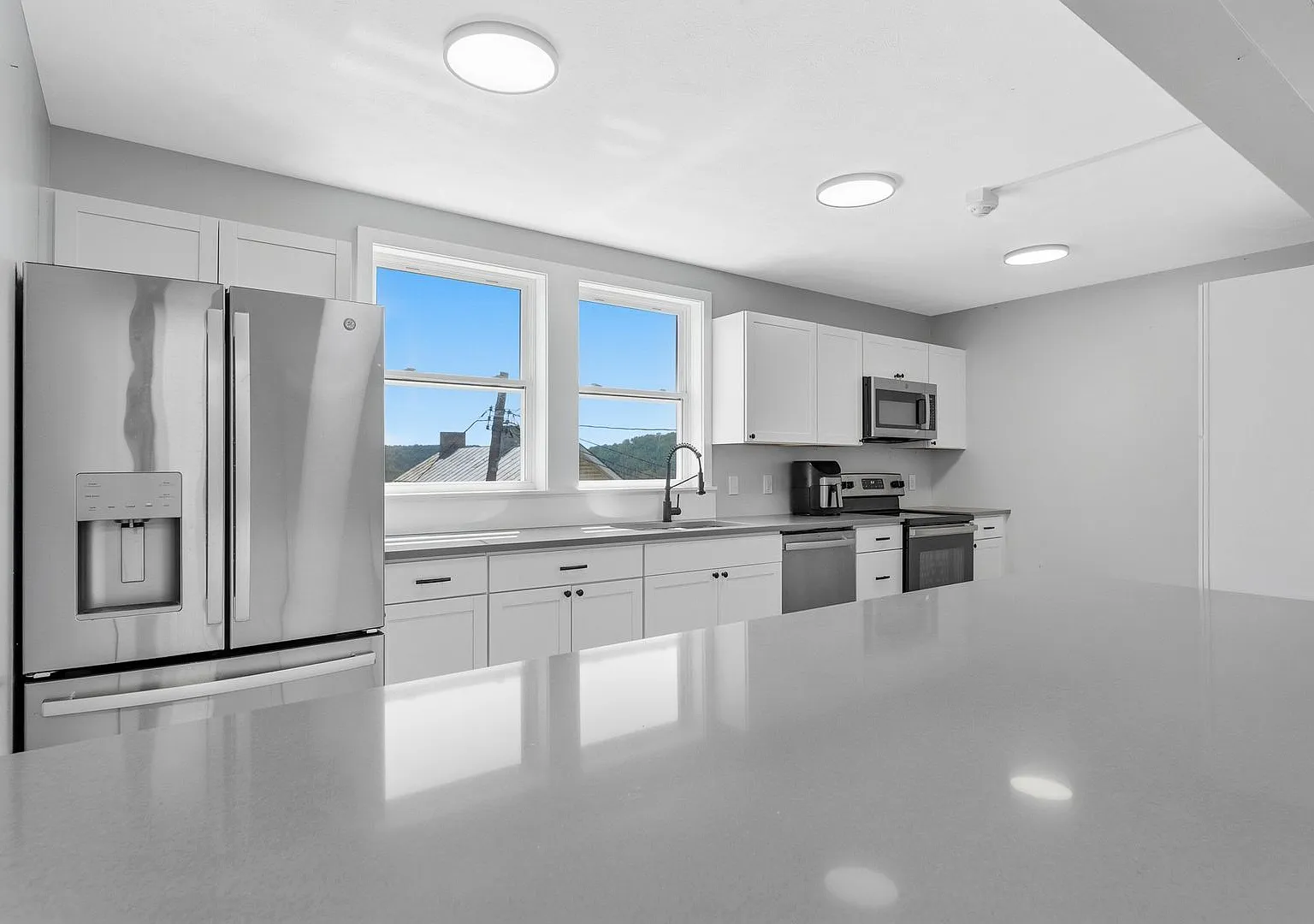 5 Bed/3.5 Bath House Right By WVU Downtown Campus - Available 05/24/2027 — Photo 4