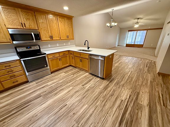 Spacious kitchen w/ new custom quartz countertop and Delta faucet