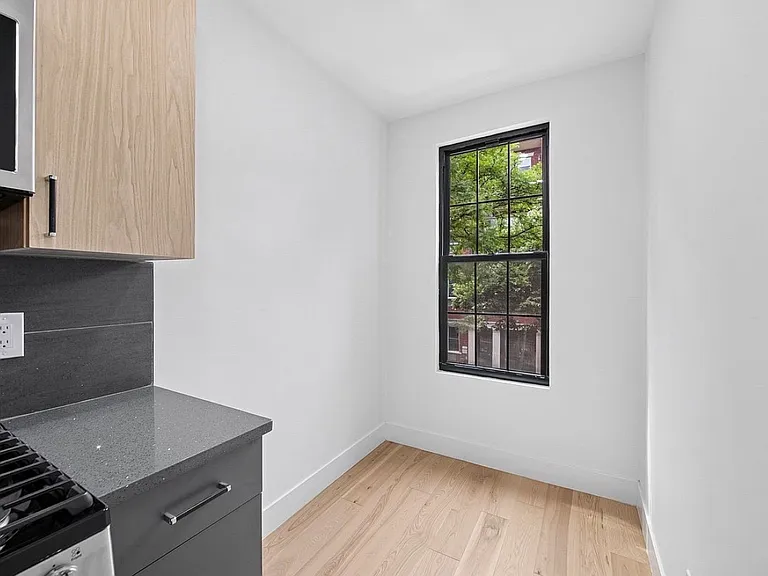 183 Green St #2R — Photo 3