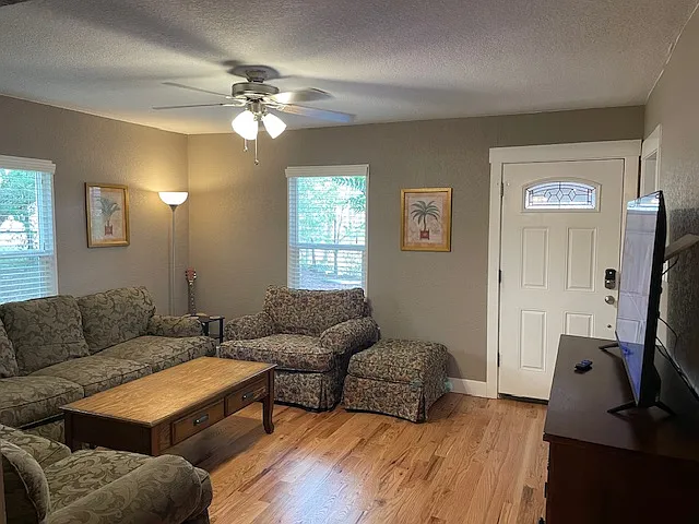 926 E Moreno Ave — Photo 2