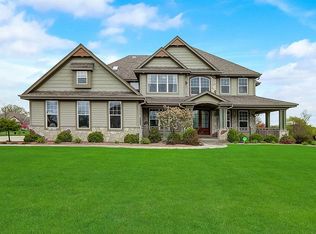 W175N5340 Highridge Dr, Menomonee Falls, WI 53051