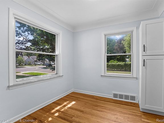 5th image of 22732 Madison St