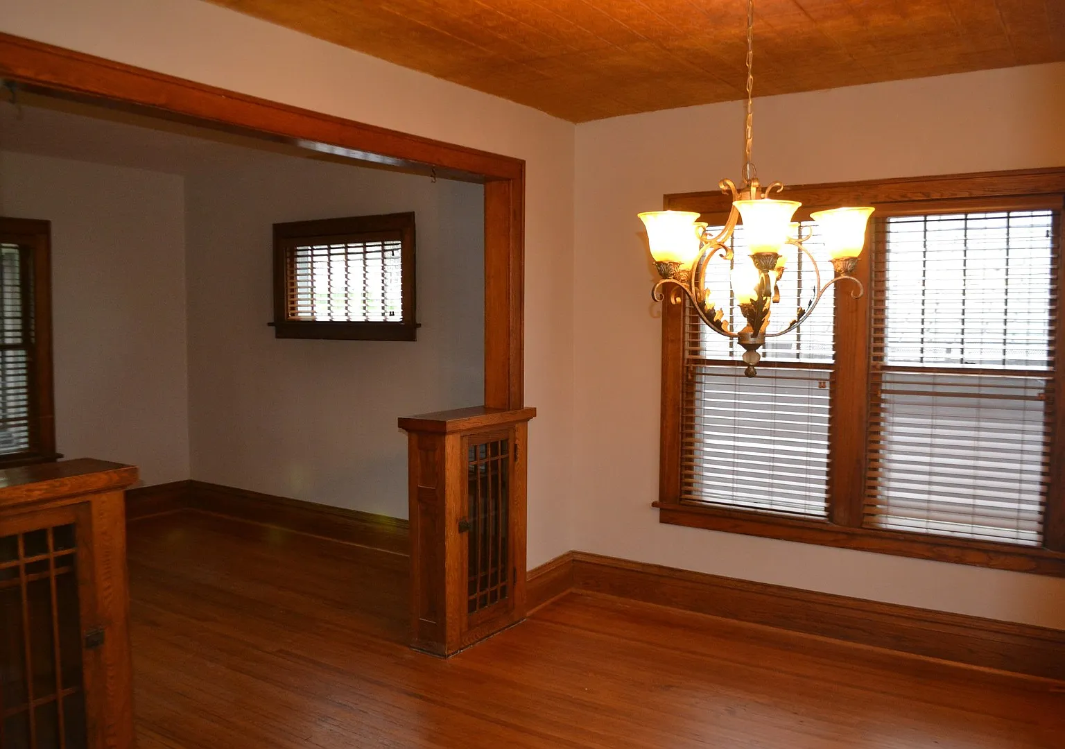 Historic Downtown Single Family Home for Rent! Claw foot tub and hardwood floors! Garage! — Photo 3
