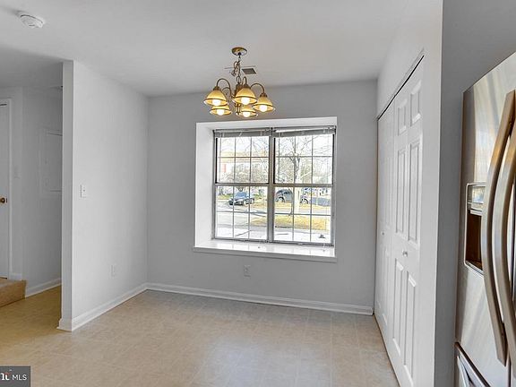 5th image of 122 Kalmia Ct