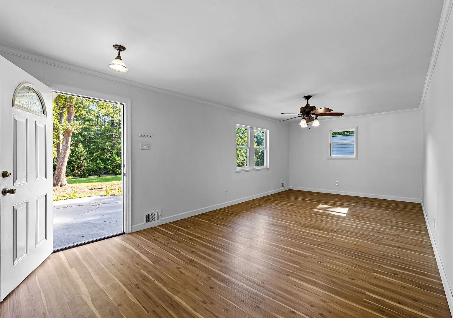 Remodeled 4BR Home on 1.5 Acres Near Downtown Senoia — Photo 4