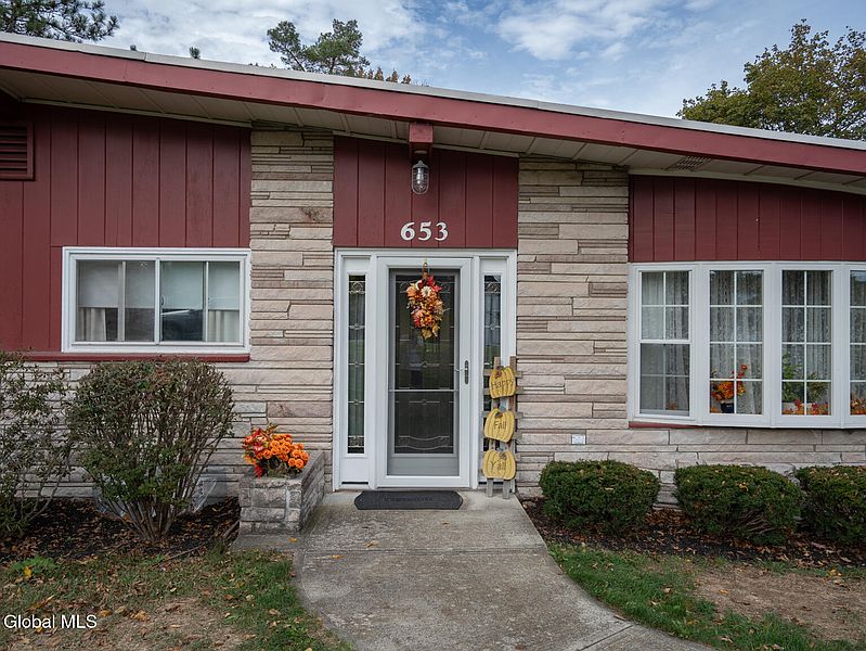 4th image of 653 Brunswick Road