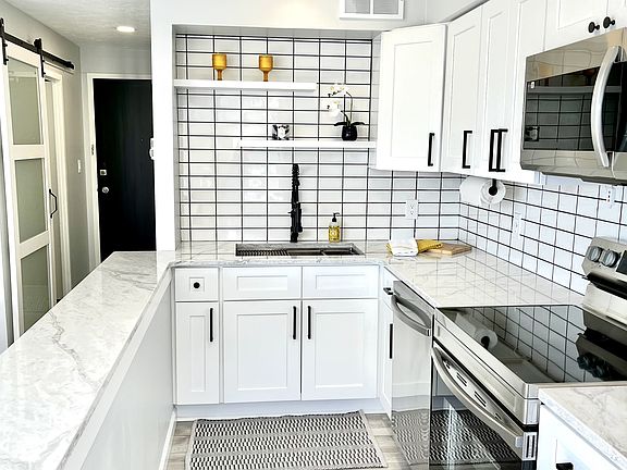5th image of 12520 Edgewater Dr #10