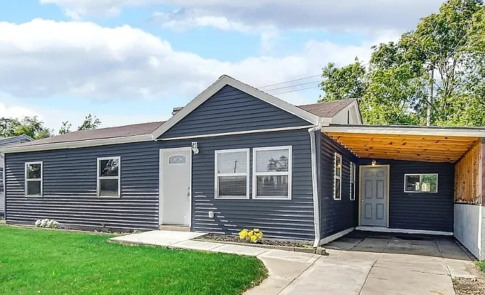 3 bed, 1.0 bath, 981 sqft, $1,350 — Photo 1