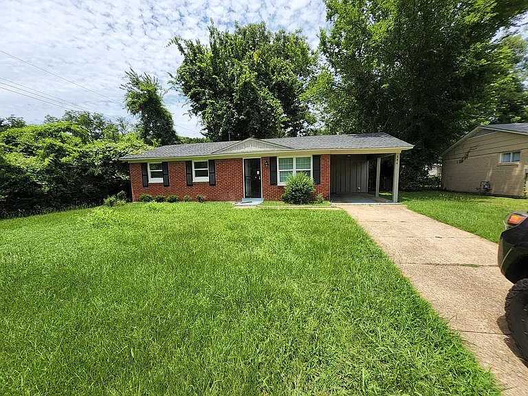 384 Lillian Dr — Photo 1