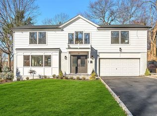 32 Woodland Rd, Roslyn, NY 11576